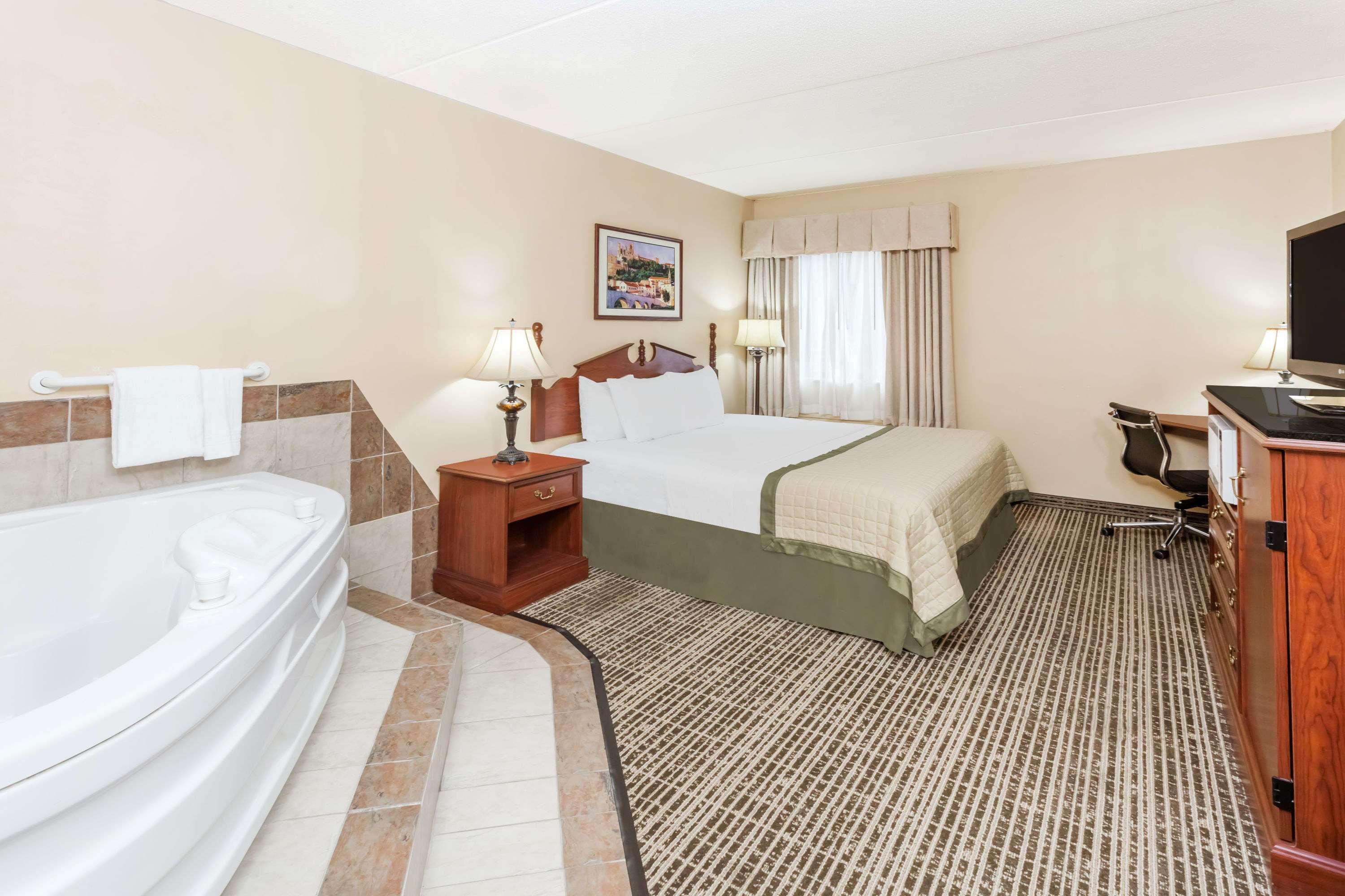 Baymont By Wyndham Elkhart Hotel Ngoại thất bức ảnh